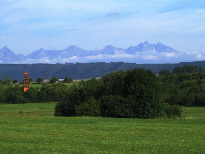 Slovensk� r�j - V pozad� Vysok� Tatry

